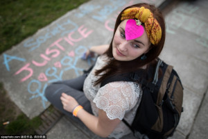 英国曼彻斯特上千民众游行反紧缩 举卡梅伦照片抗议 ...