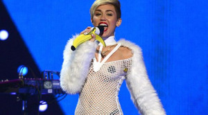 Miley Cyrus weiss, dass sie mit nackter Haut die Quoten steigern kann.
