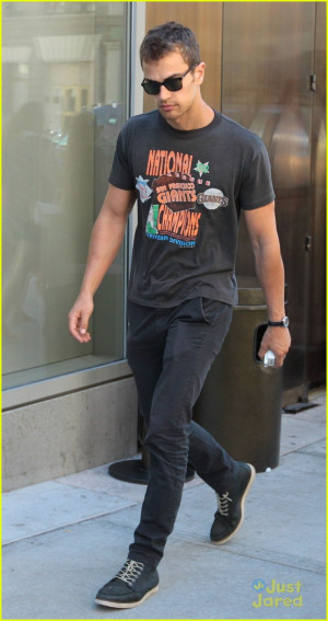 Theo James, Shailene Woodley y Miles Teller en los MTV VMAs 2013