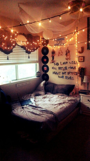 Hipster indie room. Fairy lights and quote on wall