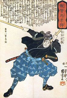 Miyamoto Musashi brandisce due bokken (spade di legno).