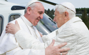 Storico abbraccio a Castelgandolfo tra Jorge Bergoglio, pontefice in ...