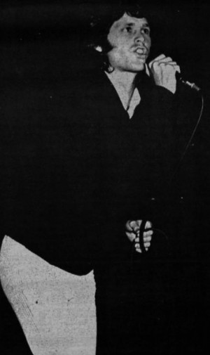 Description Jim Morrison performing 1967.jpg