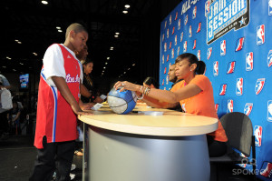 gets an autograph from tina thompson of the los angeles sparks of