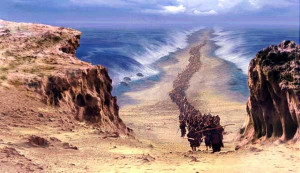 Famosa cena bíblica em que o povo escolhido atravessa o Mar Vermelho ...