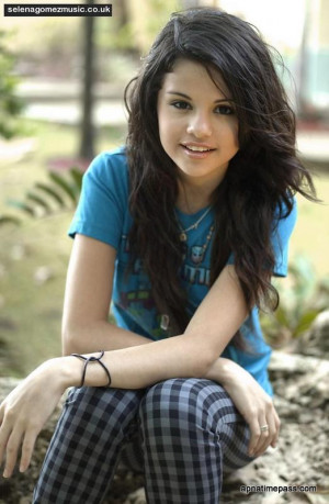 Previous Next Selena Gomez Cute Photo #16