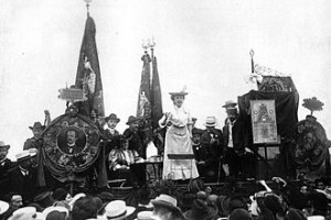 Luxemburg speaking to a crowd in 1907.