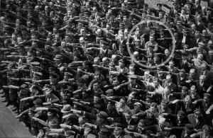 August Landmesser refusant de faire le salut nazi lors de l ...