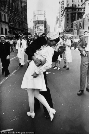 Iconic: The identity of the couple captured in a passionate embrace on ...