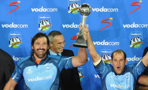 Bulls captain Victor Matfield and Fourie Du Preez lifts the Super 14 ...