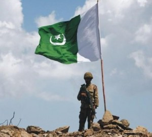 Flag Lovers - A Pakistani soldier with a large Pakistani Flag - Proud ...