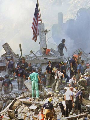 Bandeira americana foi pregada sobre escombros das Torres Gêmeas ...