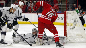 Los Angeles Kings goalie Jonathan Quick (32) struggles to cover the ...