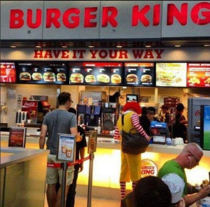 Ronald McDonald pillado en un Burger King