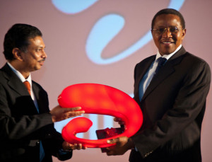 President Jakaya Mrisho Kikwete together Airtel Tanzania Managing ...