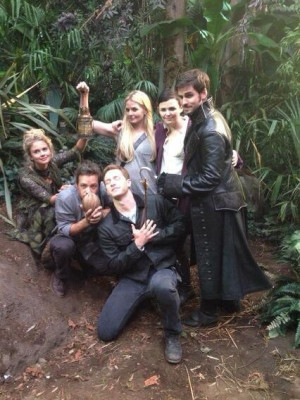 Colin O'Donoghue Colin O'Donoghue and the cast of OUAT ಇ