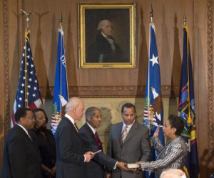 Loretta Lynch sworn in as U.S. attorney general after bumpy ...
