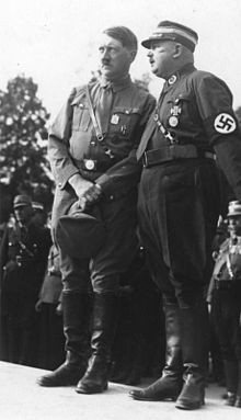 Adolf Hitler et Ernst Röhm en 1933 .