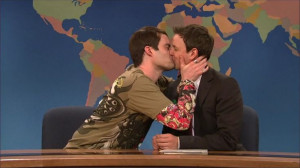 Stefon kissing Seth Meyers. Relevancy: 100%