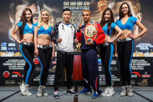 centre left and Thailand 39 s IBF flyweight champion Amnat Ruenroeng