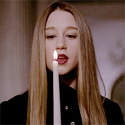gif american horror story taissa farmiga Emma Roberts lily rabe ...