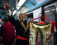 Tipico que vas en el metro y te encuentras con Miguel Hidalgo… More