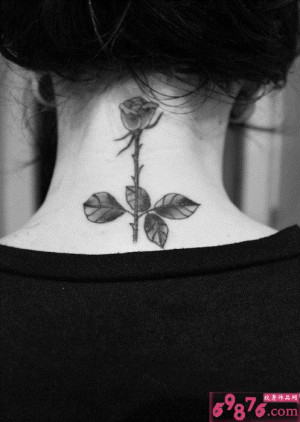 女生后颈黑白玫瑰唯美纹身