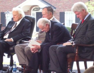 Billy Graham, George H.W. Bush, Jimmy Carter, and Bill Clinton praying ...
