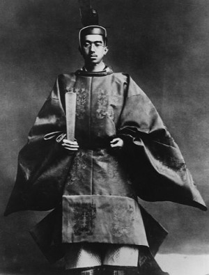 Description Emperor Hirohito coronation 1928.jpg