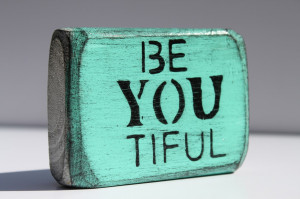 translation: be yourself! because you're beautiful!! :)
