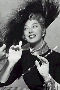 ... dama extravagante y sofisticada en Auntie Mame en una comedia de 1958
