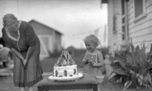 Description Child with Snow White cake 1910-1940.jpg