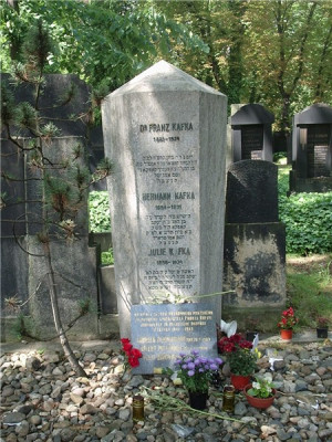 Franz Kafka's grave in Prague-o io kov.