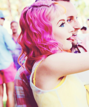 Hayley Williams — rocking that pink hair yes