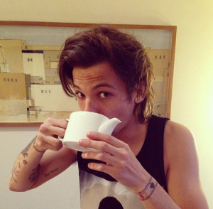 Louis Tomlinson’s Mum Sticks Up For Him On Twitter After Comments ...