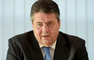 Sigmar Gabriel will sich den ngsten der Pegida Anh nger stellen