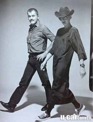 Franco Moschino设计的服装和身穿他设计的服饰模特。