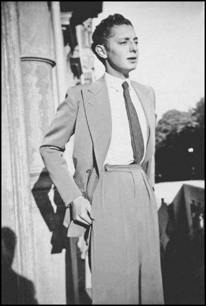 Gianni Agnelli dans ses jeunes années, la cravate rentrée dans le ...