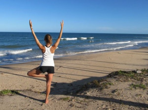 The 45 best travel yoga quotes. Be inspired! Photo by Daniel C. Gamito