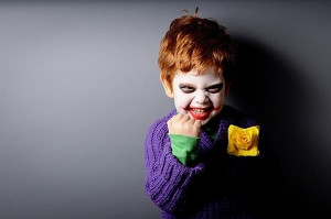 Niño con disfraz cosplay de Joker (Guasón)