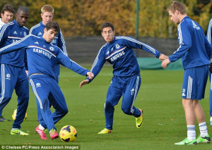 ... has not accepted Eden Hazard's (centre, training with Oscar) apology