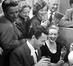 Avril 1950, Bette DAVIS fête son anniversaire sous l'oeil de J R ...