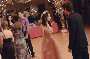 Still of Sarah Hyland and Matt Prokop in Geek Charming (2011)