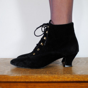 vintage boots / black suede lace up cropped boots (size 7.5)