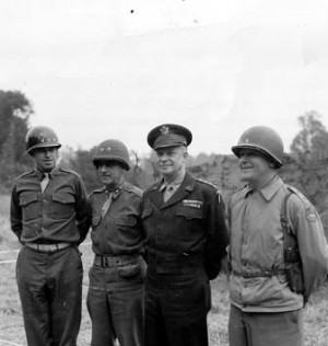 de gauche à droite : le général Omar Bradley (commandant la first ...