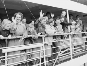 Migrants arriving in Australia, 1954