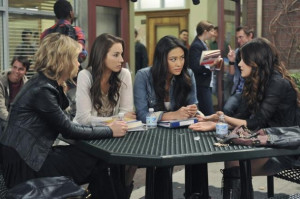 pretty-little-liars-at-school.png