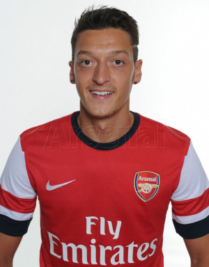 mesut ozil home shirt First Images of Mesut Ozil Wearing Arsenal Kit ...