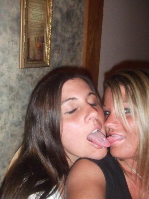 Tongue kissing Image