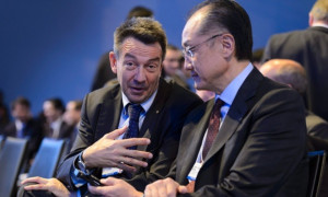 The head of the World Bank Jim Yong Kim right speaks with the